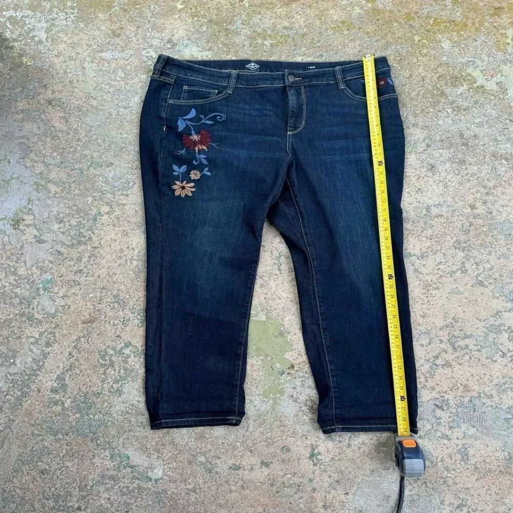 Vintage St. John’s Bay Floral Embroidered Denim Capris